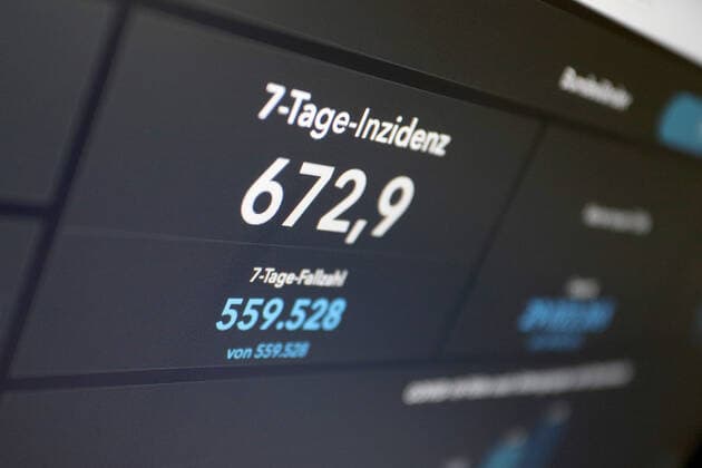 RKI dashboard, 7 day incidence is now 672.9 7 day incidence, RKI dashboard on a monitor on 10 07 2022 in Siegen Germany.