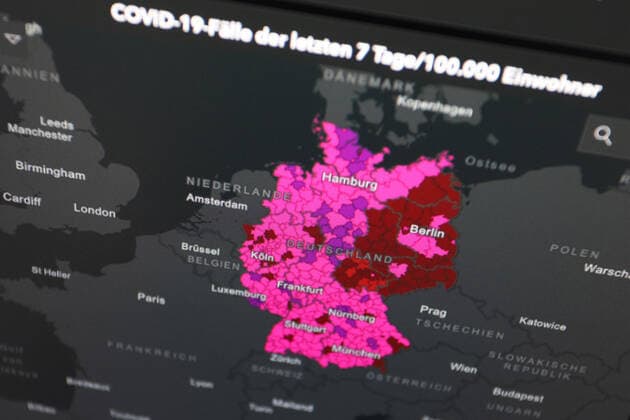RKI dashboard, 7 day incidence is now 672.9 7 day incidence, RKI dashboard on a monitor on 10 07 2022 in Siegen Germany.