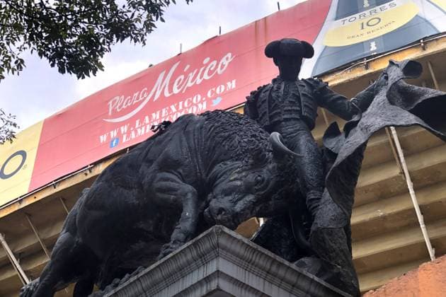 Mexico City, Mexico July 9, 2022 - A statue of a toreador decorates the entrance of the Plaza De Toros. The Monumental Plaza de Toros of Mexico City, the largest bullring in the world, closes its doors until further notice as a court has declared a total ban on bullfighting shows in the Mexican capital CORRIDA, TAUROMACHIE, MEXIQUE, ARENE, FERMETURE, INTERDICTION, LOI, AMERIQUE LATINE, LEGISLATION, CRUAUTE, BIEN ETRE ANIMAL, TAUREAUX, CULTURE HISPANIQUE, SUJET DE SOCIETE, DEBAT, MATADOR, TRADITION, PROTECTION DES ANIMAUX, QUESTIONS SOCIALES, INTERDIT, MISE A MORT Copyright: xVincentxIsorex