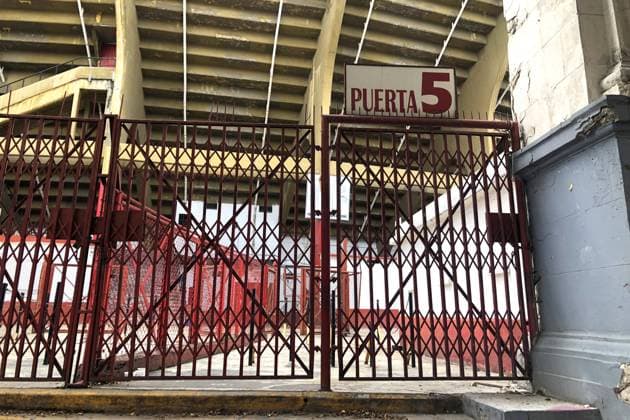 Mexico City, Mexico July 9, 2022 - A gate is closed at the entrance of the Plaza De Toros. The Monumental Plaza de Toros of Mexico City, the largest bullring in the world, closes its doors until further notice as a court has declared a total ban on bullfighting shows in the Mexican capital CORRIDA, TAUROMACHIE, MEXIQUE, ARENE, FERMETURE, INTERDICTION, LOI, AMERIQUE LATINE, LEGISLATION, CRUAUTE, BIEN ETRE ANIMAL, TAUREAUX, CULTURE HISPANIQUE, SUJET DE SOCIETE, DEBAT, MATADOR, TRADITION, PROTECTION DES ANIMAUX, QUESTIONS SOCIALES, INTERDIT, MISE A MORT Copyright: xVincentxIsorex