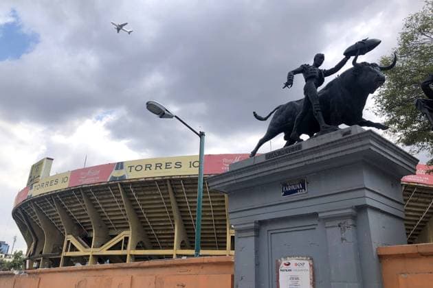 Mexico City, Mexico July 9, 2022 - A statue of a toreador decorates the entrance of the Plaza De Toros. The Monumental Plaza de Toros of Mexico City, the largest bullring in the world, closes its doors until further notice as a court has declared a total ban on bullfighting shows in the Mexican capital CORRIDA, TAUROMACHIE, MEXIQUE, ARENE, FERMETURE, INTERDICTION, LOI, AMERIQUE LATINE, LEGISLATION, CRUAUTE, BIEN ETRE ANIMAL, TAUREAUX, CULTURE HISPANIQUE, SUJET DE SOCIETE, DEBAT, MATADOR, TRADITION, PROTECTION DES ANIMAUX, QUESTIONS SOCIALES, INTERDIT, MISE A MORT Copyright: xVincentxIsorex