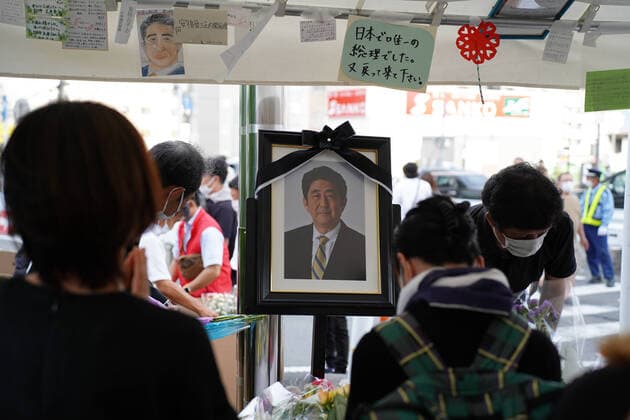 Bilder des Jahres 2022, News 07 Juli News Themen der Woche KW27 News Bilder des Tages After Assassination Of Japans Abe Shinzo In Nara A portrait of Abe Shinzo, Japans former Prime Minister, is set at an altar installed nearby the place where he was assassinated on Friday in front of Yamato-Saidaiji Station, on July 10, 2022 in Nara, Japan. Nara Japan  Copyright: xJinheexLeex originalFilename: lee-notitle220710_npNLO.jpg