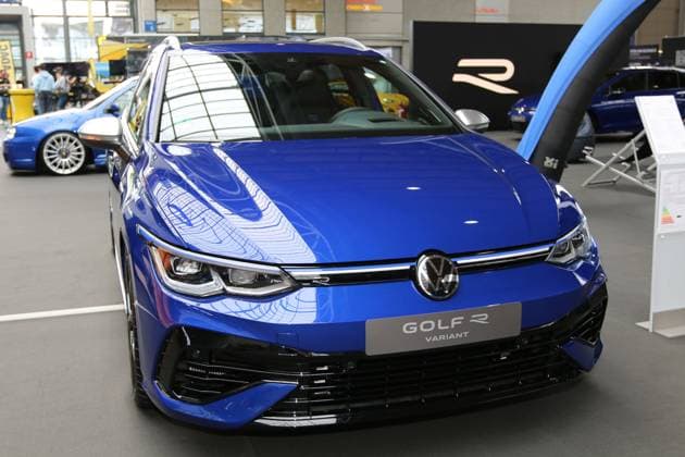 VW Golf R Variant (Modelljahr 2022, Farbe: Lapiz Blue Metallic Blau, Golf 8 Kombi), PS Days Hannover 2022 (Performance & Style Days 08.-10.07.2022), Auto, Automobilmesse, Ausstellung für sportliche Autos, Tuning Event, Messe Hannover, Hannover (D). *** VW Golf R Variant model year 2022, color Lapiz Blue Metallic Blue, Golf 8 station wagon , PS Days Hannover 2022 Performance Style Days 08 10 07 2022 , car, automobile fair, exhibition for sporty cars, tuning event, fair Hannover, Hannover D