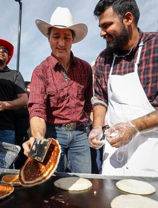 July 10, 2022, Calgary, AB, CANADA: Prime Minister Justin Trudeau takes a turn at the griddle during a pancake breakfast at the Calgary Stampede in Calgary, Alta., Sunday, July 10, 2022. Calgary CANADA  - ZUMAc35_ 20220710_zaf_c35_025 Copyright: xJeffxMcintoshx