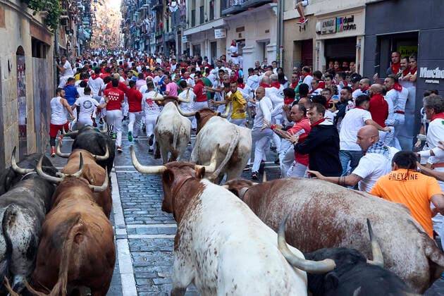 Bilder des Jahres 2022, News 07 Juli News Themen der Woche KW27 News Bilder des Tages Spanien, Stier-Hatz in Pamplona July 10, 2022, Pamplona, Spain: Crowd of young men run ahead of the bulls from the livestock of La Palmosilla, in the fourth running of the bulls of the San Fermin 2022 festivities, in Pamplona. Pamplona Spain - ZUMAs197 20220710_zaa_s197_248 Copyright: xFernandoxPidalx