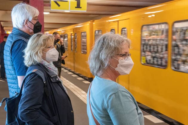 FFP2 mask obligation in public transport, passengers with mask in U station, Berlin, 9 July 2022 Germany, Berlin, 9 July 2022, FFP2 mask obligation in public transport in Berlin, elderly passengers with mask in U station, BVG, mask is obligatory, corona protection, summer wave, BA 5, Omikron, pandemic, Covid 19, corona crisis,