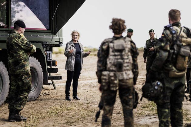 News Themen der Woche KW28 News Bilder des Tages Deutschland, Verteidigungsministerin Christine Lambrecht besucht Jägerbataillon 292 in Letzlingen Christine Lambrecht (SPD), Bundesministerin der Verteidigung, spricht mit Soldaten nach einer Uebung des Jaegerbataillon 292 im Gefechtsuebungszentrum der Bundeswehr in Letzlingen, 11.07.2022. Soldaten und Soldatinnen des Jaegerbataillons bereiten sich auf den Einsatz in Mali vor. Letzlingen Deutschland *** Christine Lambrecht SPD , Federal Minister of Defense, talks to soldiers after an exercise of Jaeger Battalion 292 at the Bundeswehr Combat Training Center in Letzlingen, 11 07 2022 Soldiers of Jaeger Battalion prepare for deployment in Mali Letzlingen Germany Copyright: xFlorianxGaertner photothek.dex