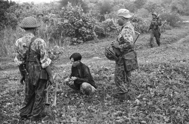 Photo collection Service for army contacts Indonesia. DLC Van Pakem and Baoengan. PaoÃ«ngan (east coast Sumatra). Shortly after the landing at Baoengan who into the occupation of Pematang Siaantar, the first prisoner was already made. July 29, 1947. Indonesia, Dutch East Indies, Sumatra Copyright: xpiemagsx pienatarchpart1270921-47142 !ACHTUNG AUFNAHMEDATUM GESCHÄTZT!