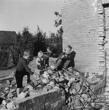 Anefo photo collection. Report Putten. World War II, children, play, stones, rubbish. October 29, 1945. Gelderland, Putten Copyright: xpiemagsx pienatarchpart1270921-48942 !ACHTUNG AUFNAHMEDATUM GESCHÄTZT!