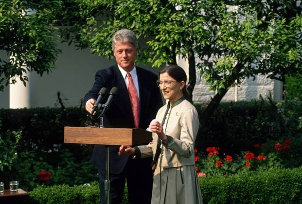 IMAGO ICONS: Ruth Bader Ginsburg Berühmte Feministinnen, Ruth Bader Ginsburg August 3, 1993, Washington, District of Columbia, U.S: President William Clinton introduces Judge Ruth Bader Ginsburg to the media during a ceremony in the Rose Garden of the White House after the Senate Judiciary Committee voted unanimously to confirm Judge Ginsburg as an Associate Justice of the Untied States Supreme Court. Washington U.S. - ZUMAr142 19930803_zap_r142_021 Copyright: xMarkxReinsteinx