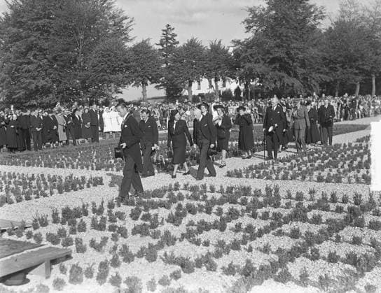 Anefo photo collection. Queen Juliana reveals to draw a war memorial. October 1, 1949. Gelderland, Putten Copyright: xpiemagsx pienatarchpart1270921-6470 !ACHTUNG AUFNAHMEDATUM GESCHÄTZT!