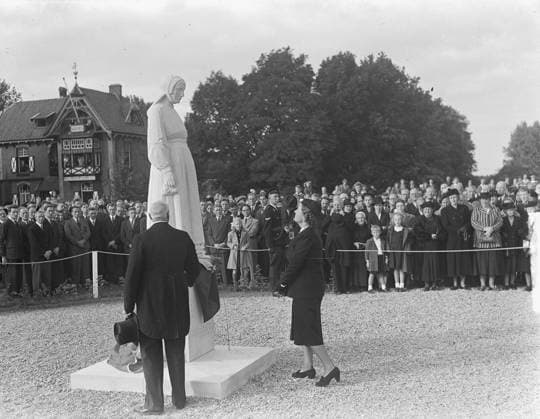 Anefo photo collection. Queen Juliana reveals to draw a war memorial. October 1, 1949. Gelderland, Putten Copyright: xpiemagsx pienatarchpart1270921-6471 !ACHTUNG AUFNAHMEDATUM GESCHÄTZT!