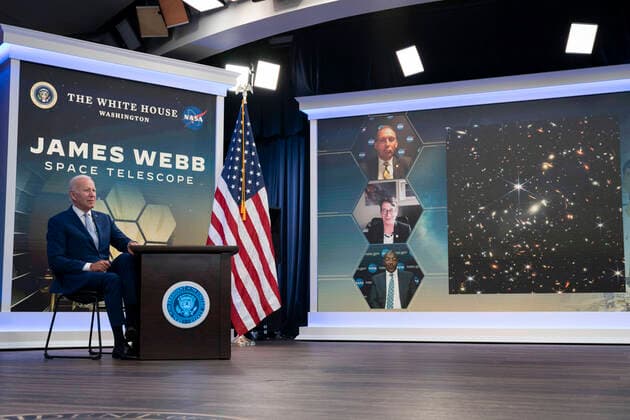 Bilder des Jahres 2022, News 07 Juli News Themen der Woche KW28 James-Webb-Teleskops zeigt erste Aufnahmen sichtbarer Galaxien July 11, 2022, Washington, District of Columbia, USA: United States President Joe Biden receives a briefing from National Aeronautics and Space Administration (NASA) officials and views the first images from the Webb Space Telescope in the South Court Auditorium in Washington, DC, Monday, July 11, 2022 Washington USA - ZUMAs152 20220711_zaa_s152_100 Copyright: xChrisxKleponisx