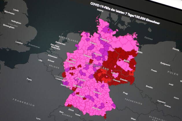 Dashboard of RKI, 7 day incidence is now 702.4 7 day incidence, dashboard of RKI on a monitor on 12 07 2022 in Siegen Germany.