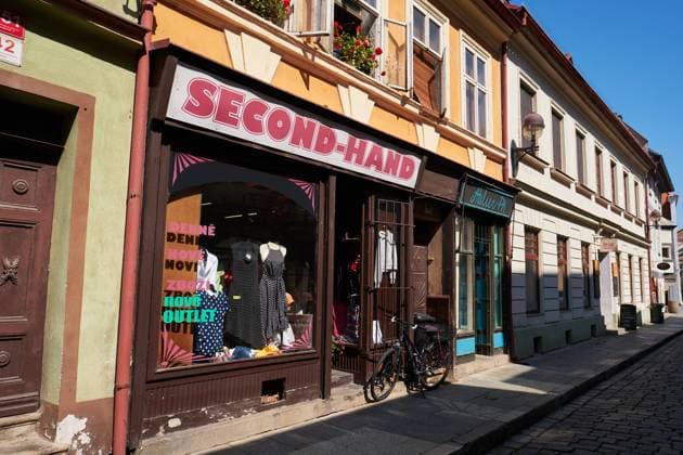 Budweis, Tschechoslowakei - June 16, 2022: Altes Second Hand Geschäft mit Fahhrad. Budweis Tschechoslowakei *** Budweis, Czechoslovakia June 16, 2022 Old second hand store with bicycle Budweis Czechoslovakia 