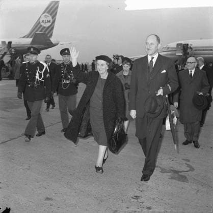 Anefo photo collection. Minister of Foreign Affairs of Israel Mrs. Golda Meir arrived in the Netherlands at Greetin was Minister Luns present at Schiphol. 25 February 1964. Noord-Holland, Schiphol Copyright: xpiemagsx pienatarchpart216092021-18564 !ACHTUNG AUFNAHMEDATUM GESCHÄTZT!