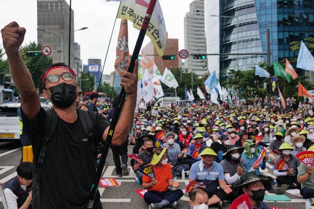 News Themen der Woche KW28 News Bilder des Tages Anti-CPTPP Protest In Seoul More than a thousand participants such as farmers and fishermen shout slogans during the Anti-CPTPP (Comprehensive and Progressive Agreement for Trans-Pacific Partnership) protest hold in front of Seoul Station on July 12, 2022 in Seoul, South Korea. Farmers and fishermen groups have urged the government to withdraw its CPTPP declaration. Seoul South Korea  Copyright: xChrisxJungx originalFilename: jung-anticptp220712_npJ4b.jpg