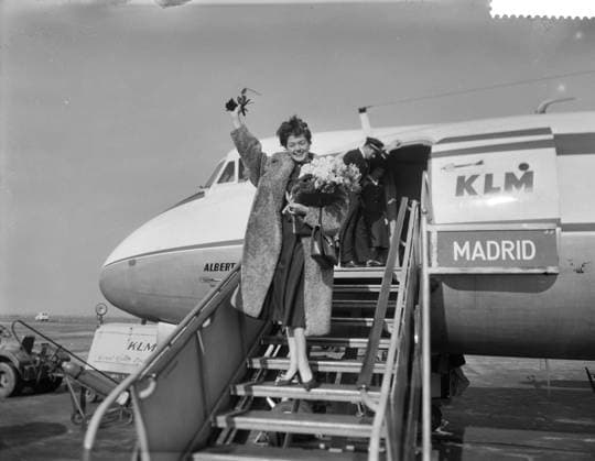 Anefo photo collection. Song Contest 1959. Departure from Teddy Scholten from Schiphol to Cannes to participate in Eurovision Song Contest 1959. March 9, 1959. Noord-Holland, Schiphol Copyright: xpiemagsx pienatarchpart216092021-33995 !ACHTUNG AUFNAHMEDATUM GESCHÄTZT!