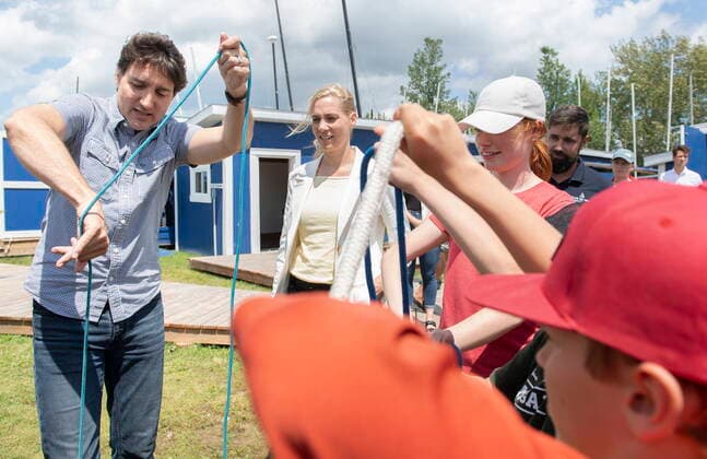 July 12, 2022, Magog, PQ, Canada: Prime Minister Justin Trudeau shows children how to tie a knot during a visit to a sailing camp in Magog, Que., Tuesday, July 12, 2022. Magog Canada  - ZUMAc35_ 20220712_zaf_c35_051 Copyright: xGrahamxHughesx