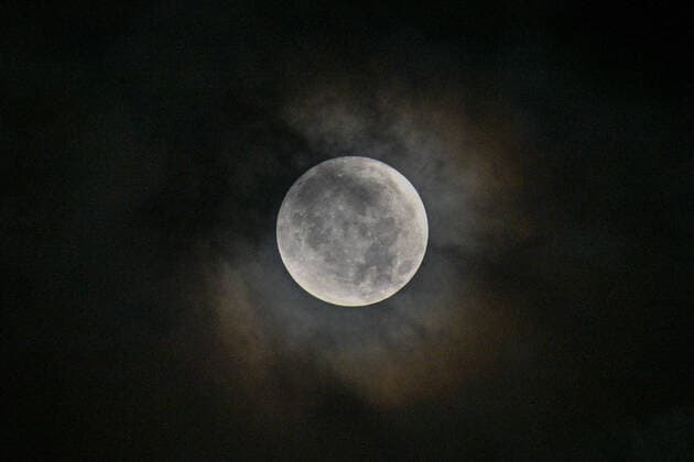 (220713) -- MEXICO CITY, July 13, 2022 -- A supermoon is seen in the sky above Mexico City, Mexico, on July 13, 2022. ) MEXICO-MEXICO CITY-SUPERMOON XinxYuewei 