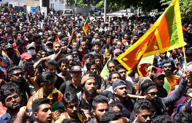News Themen der Woche KW28 Demonstrators shout slogans against the government, and wave Sri Lankan flags during an anti-government protest inside the office building of Sri Lanka s prime minister in Colombo on Wednsday on July 13, 2022. Thousands of anti-government protesters stormed into Sri Lanka Prime Minister Ranil Wickremesinghe s office, hours after he was named as acting president.  SRI2022071311 KumaraxDexMel