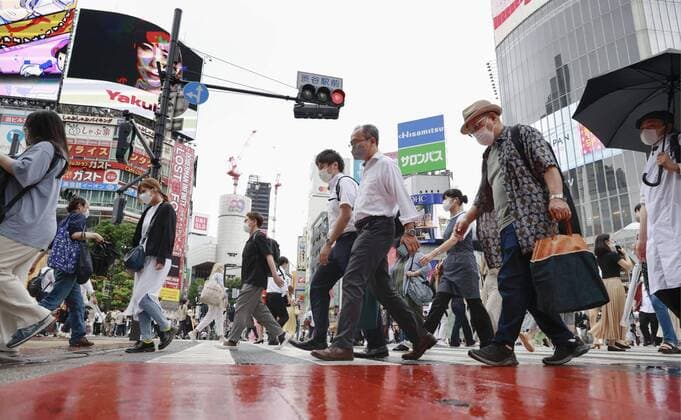 News Bilder des Tages Resurging COVID-19 cases in Tokyo People wearing face masks walk in the rain in Tokyo s Shibuya district on July 14, 2022, as the Tokyo metropolitan government reports 16,662 COVID-19 cases the same day, doubling from a week earlier, amid a nationwide surge driven by the highly transmissible BA.5 subvariant of the Omicron variant.  A14AA0001314286P