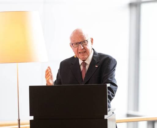 07.07.2022, Deutschland, Sachsen, Dresden, auf dem Foto Prof. Gerd Uecker, ehemaliger Intendant der Semperoper Dresden, hier fotografiert in der Gläsernen Manufaktur Dresden während einer Vortragsveranstaltung der Sächsischen Akademie der Künste sowie des Politischen Bildungsforums Sachsen der Konrad-Adenauer-Stiftung *** 07 07 2022, Germany, Saxony, Dresden, on the photo Prof Gerd Uecker, former director of the Semperoper Dresden, here photographed in the Transparent Factory Dresden during a lecture event of the Saxon Academy of Arts as well as the Political Education Forum Saxony of the Konrad Adenauer Foundation