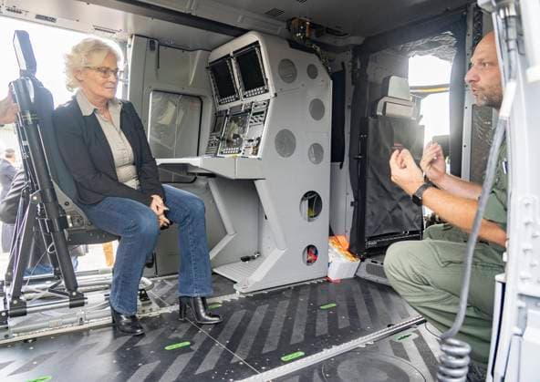 Bundesverteidigungsministerin Christine Lambrecht besucht Marinekommando in Nordholz bei Cuxhaven, Niedersachsen - in einem Mehrzweckhubschrauber NH-90 NTH Sea Lion;Bundesverteidigungsministerin Christine Lambrecht besucht Marinekommando in Nordholz bei Cuxhaven, Niedersachsen - in einem Mehrzweckhubschrauber NH-90 NTH Sea Lion, Nordhorst Niedersachsen Deutschland Marienstützpunkt *** German Defense Minister Christine Lambrecht visits Naval Command in Nordholz near Cuxhaven, Lower Saxony in a NH 90 NTH Sea Lion multi-purpose helicopter German Defense Minister Christine Lambrecht visits Naval Command in Nordholz near Cuxhaven, Lower Saxony in a NH 90 NTH Sea Lion multi-purpose helicopter, Nordhorst Lower Saxony Germany Naval Base