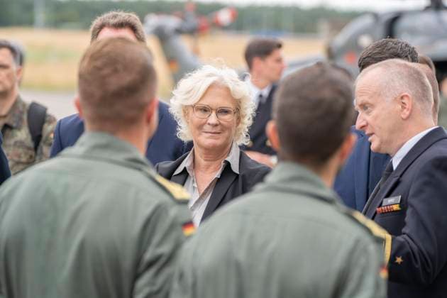 Bundesverteidigungsministerin Christine Lambrecht besucht Marinekommando in Nordholz bei Cuxhaven, Niedersachsen -;Bundesverteidigungsministerin Christine Lambrecht besucht Marinekommando in Nordholz bei Cuxhaven, Niedersachsen -, Nordhorst Niedersachsen Deutschland Marienstützpunkt *** Federal Minister of Defense Christine Lambrecht visits Naval Command in Nordholz near Cuxhaven, Lower Saxony Federal Minister of Defense Christine Lambrecht visits Naval Command in Nordholz near Cuxhaven, Lower Saxony , Nordhorst Lower Saxony Germany Naval Base