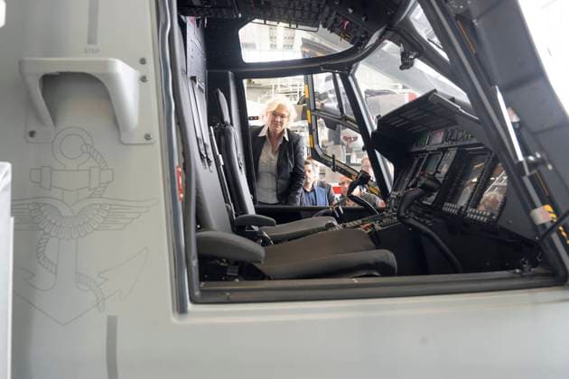 News Bilder des Tages Bundesverteidigungsministerin Christine Lambrecht besucht Marinekommando in Nordholz bei Cuxhaven, Niedersachsen - Die Ministerin betrachtet das Cockpit vom Mehrzweckhubschrauber NH-90 NTH Sea Lion;Bundesverteidigungsministerin Christine Lambrecht besucht Marinekommando in Nordholz bei Cuxhaven, Niedersachsen - Die Ministerin betrachtet das Cockpit vom Mehrzweckhubschrauber NH-90 NTH Sea Lion, Nordhorst Niedersachsen Deutschland Marienstützpunkt *** Federal Minister of Defense Christine Lambrecht visits Naval Command in Nordholz near Cuxhaven, Lower Saxony The minister looks at the cockpit of the NH 90 NTH Sea Lion multi-purpose helicopter Federal Minister of Defense Christine Lambrecht visits Naval Command in Nordholz near Cuxhaven, Lower