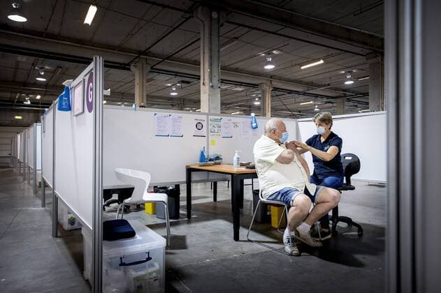 2022 07 14 14 11 22 NEWGEIN A visitor to a vaccination location gets a booster vaccination A new variant of the coronavirus called centaurus has surfaced in the Netherlands It is a sub variant of the omikron virus and has previously been found in India, Australia, Japan, Canada, the United States, Germany and the United Kingdom ANP KOEN VAN WEEL netherlands out  Copyright: xx x451770521x originalFilename: 451770521.jpg
