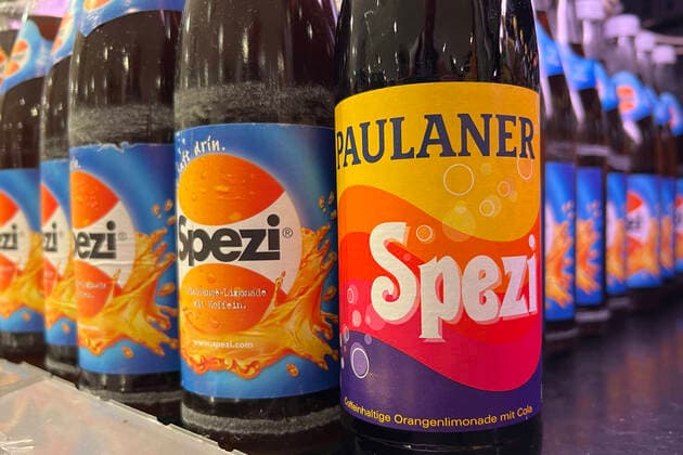 Paulaner SPEZI Flasche steht im Kuehlregal neben Original SPEZI Flaschen der Riegele Brauerei Augsburg *** Paulaner SPEZI bottle stands on the refrigerated shelf next to original SPEZI bottles of Riegele Brewery Augsburg
