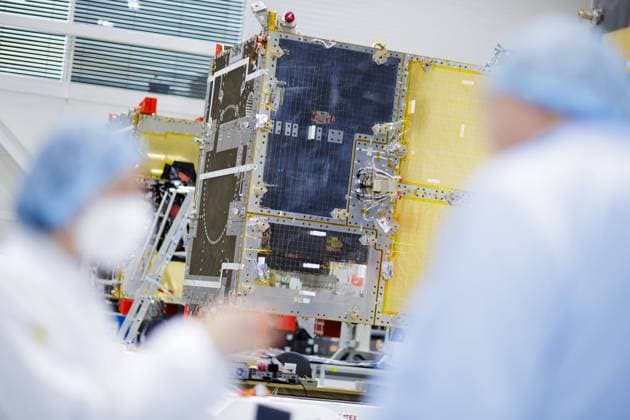 Bau von Wettersatelliten beim Raumfahrtunternehmen OHB in Bremen. Bremen, 14.07.2022 Bremen Germany *** Construction of weather satellites at space company OHB in Bremen Bremen, 14 07 2022 Bremen Germany Copyright: xThomasxTrutschelx