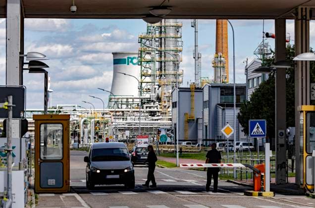 PCK Raffinerie Schwedt Schwedt, 14.07.2022 - PCK-Raffinerie GmbH Schwedt. Ueber die Pipeline Freundschaft wird die PCK Raffinerie mit Rohoel aus Russland versorgt. Die Raffinerie koennte langfristig zur Produktion von klimaneutralem Kerosin umgebaut werden. Schwedt Brandenburg Deutschland *** PCK Raffinerie Schwedt Schwedt, 14 07 2022 PCK Raffinerie GmbH Schwedt The PCK refinery is supplied with crude oil from Russia via the Friendship pipeline The refinery could be converted in the long term to produce climate-neutral kerosene Schwedt Brandenburg Germany