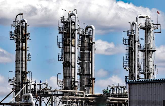 PCK Raffinerie Schwedt Schwedt, 14.07.2022 - PCK-Raffinerie GmbH Schwedt. Ueber die Pipeline Freundschaft wird die PCK Raffinerie mit Rohoel aus Russland versorgt. Die Raffinerie koennte langfristig zur Produktion von klimaneutralem Kerosin umgebaut werden. Schwedt Brandenburg Deutschland *** PCK Raffinerie Schwedt Schwedt, 14 07 2022 PCK Raffinerie GmbH Schwedt The PCK refinery is supplied with crude oil from Russia via the Friendship pipeline The refinery could be converted in the long term to produce climate-neutral kerosene Schwedt Brandenburg Germany