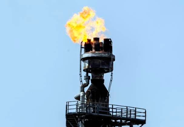 PCK Raffinerie Schwedt Schwedt, 14.07.2022 - Ueberschuessiges Gas aus der Rohoelverarbeitung der PCK-Raffinerie GmbH in Schwedt wird verbrannt. Ueber die Pipeline Freundschaft wird die PCK Raffinerie mit Rohoel aus Russland versorgt. Die Raffinerie koennte langfristig zur Produktion von klimaneutralem Kerosin umgebaut werden. Schwedt Brandenburg Deutschland *** PCK Raffinerie Schwedt Schwedt, 14 07 2022 Excess gas from crude oil processing at PCK Raffinerie GmbH in Schwedt is burned Via the Freundschaft pipeline, the PCK refinery is supplied with crude oil from Russia In the long term, the refinery could be converted to produce climate-neutral kerosene Schwedt Brandenburg Germany