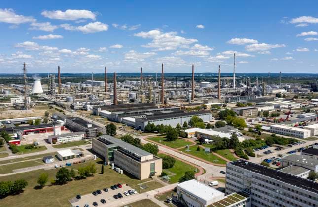 PCK Raffinerie Schwedt Schwedt, 14.07.2022 - Luftbild PCK-Raffinerie GmbH in Schwedt. Ueber die Pipeline Freundschaft wird die PCK Raffinerie mit Rohoel aus Russland versorgt. Die Raffinerie PCK in Schwedt koennte langfristig zur Produktion von klimaneutralem Kerosin umgebaut werden. Schwedt Brandenburg Deutschland *** PCK Refinery Schwedt Schwedt, 14 07 2022 Aerial view PCK Raffinerie GmbH in Schwedt The PCK refinery in Schwedt is supplied with crude oil from Russia via the Freundschaft pipeline The PCK refinery in Schwedt could be converted in the long term to produce climate-neutral kerosene Schwedt Brandenburg Germany