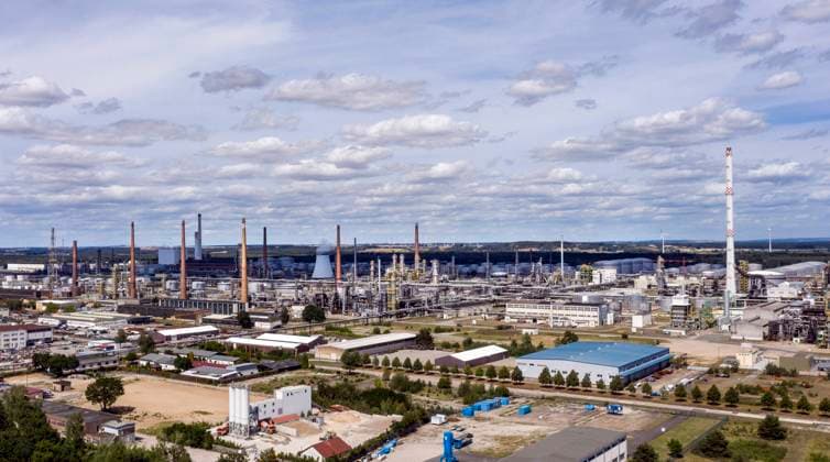 PCK Raffinerie Schwedt Schwedt, 14.07.2022 - Luftbild PCK-Raffinerie GmbH in Schwedt. Ueber die Pipeline Freundschaft wird die PCK Raffinerie mit Rohoel aus Russland versorgt. Die Raffinerie PCK in Schwedt koennte langfristig zur Produktion von klimaneutralem Kerosin umgebaut werden. Schwedt Brandenburg Deutschland *** PCK Refinery Schwedt Schwedt, 14 07 2022 Aerial view PCK Raffinerie GmbH in Schwedt The PCK refinery in Schwedt is supplied with crude oil from Russia via the Freundschaft pipeline The PCK refinery in Schwedt could be converted in the long term to produce climate-neutral kerosene Schwedt Brandenburg Germany