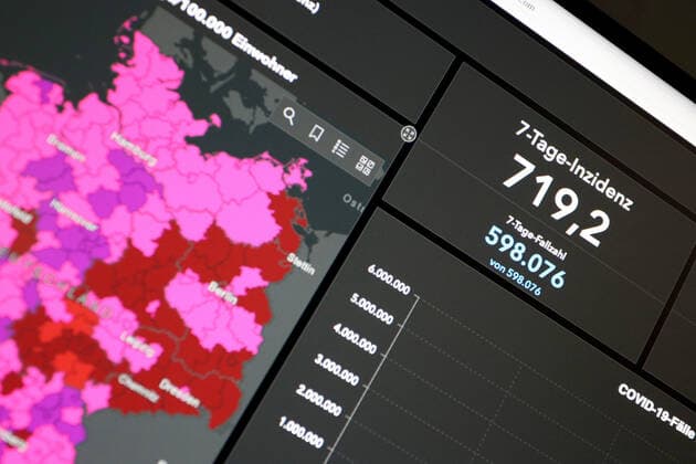 RKI dashboard, 7 day incidence is now 719.2 7 day incidence, RKI dashboard on a monitor on 15 07 2022 in Siegen Germany.