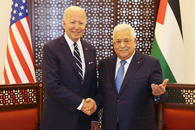 Bilder des Jahres 2022, News 07 Juli News Themen der Woche KW28 News Bilder des Tages January 19, 2021, Bethlehem, West Bank, Palestinian Territory: US President Joe Biden is received by Palestinian president Mahmud Abbas during a welcome ceremony at the Palestinian Muqataa Presidential Compound in the city of Bethlehem in the West Bank on July 15, 2022 Bethlehem Palestinian Territory - ZUMAap3_ 20210119_zaf_ap3_106 Copyright: xThaerxGanaimx
