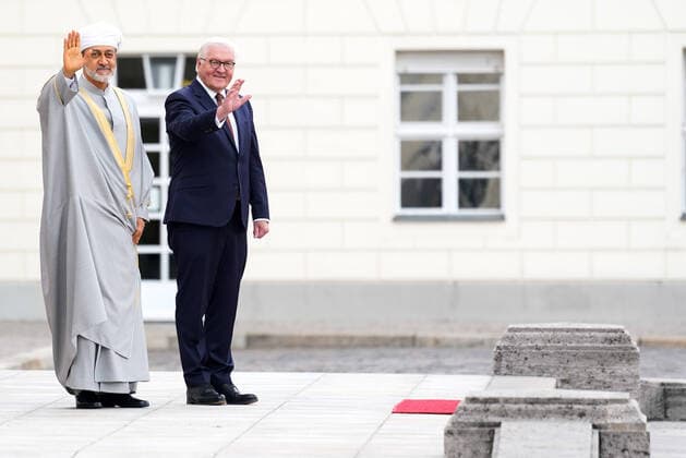 News Themen der Woche KW28 News Bilder des Tages Berlin, Deutschland 15. Juli 2022: Gespraech BPr Steinmeier - Sultan von Oman - Haitham bin Tariq bin Taimur al Said - 15.7.22 Im Bild: v.li. Haitham bin Tariq bin Taimur al Sa id, Sultan von Oman, Frank-Walter Steinmeier, Bundespräsident Schloss Bellevue Berlin *** Berlin, Germany 15 July 2022 Talk BPr Steinmeier Sultan of Oman Haitham bin Tariq bin Taimur al Said 15 7 22 In picture f l Haitham bin Tariq bin Taimur al Sa id, Sultan of Oman, Frank Walter Steinmeier, Federal President Bellevue Palace Berlin Copyright: xFotostandx xReuhlx