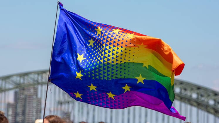 EU-Fahne und Regenbogenfahne in einem, Symbol der LGBTQ - Bewegung in der europäischen Union. CSD, christopher street day, EU-Flagge in Regenbogenfarben *** EU Flag and Rainbow flag in one, symbol the LGBTQ Movement in the European Union CSD, Christopher Street day, EU Flag in Rainbow colors 1083402370
