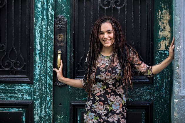 Creative Highlights Symbolbilder Portrait of Young Cuban Woman laughing standing in doorway Havana, Havana, Cuba CR_JUCU22070797-761250-01 ,model released, Symbolfoto