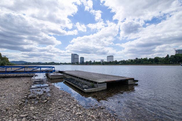 News Themen der Woche KW28 Niedrigwasser am Rhein bei Bonn Bonn, 15.07.2022. Der Rheinpegel in Bonn sinkt. Foto: Ein Bootsanleger auf der Beueler Seite liegt schon fast auf dem Trockenen. Bonn Beuel Nordrhein-Westfalen Deutschland *** Low water on the Rhine near Bonn Bonn, 15 07 2022 The Rhine level in Bonn is dropping Photo A boat dock on the Beuel side is already almost dry Bonn Beuel North Rhine Westphalia Germany