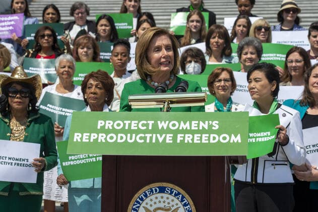 News Themen der Woche KW28 News Bilder des Tages Speaker of the House Nancy Pelosi, D-CA, speaks during a press conference with other House Democrats ahead of the passage of the Women s Health Protection Act and the Ensuring Women s Right to Reproductive Freedom Act on the House East Front steps at the U.S. Capitol in Washington, DC on Friday, July 15, 2022.  WAP20220715319 BONNIExCASH