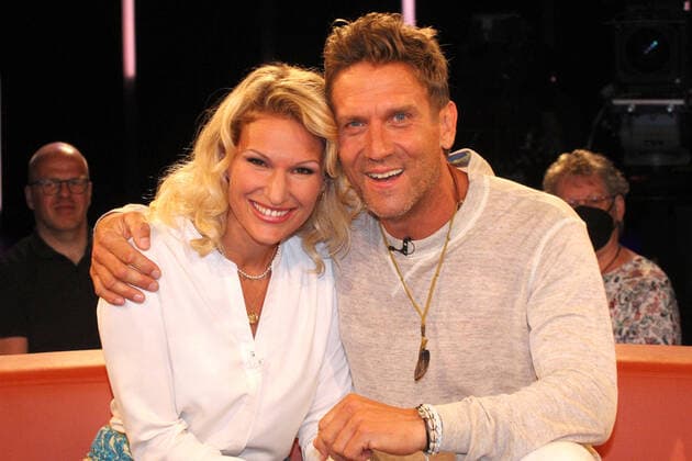 Entertainment Themen der Woche KW28 Entertainment Bilder des Tages Janni und Peer Kusmagk zu Gast in der NDR Talkshow am 15.07.2022 in Hamburg NDR Talk Show am 15.07.2022 in Hamburg *** Janni and Peer Kusmagk to guest in the NDR Talkshow on 15 07 2022 in Hamburg NDR Talk Show on 15 07 2022 in Hamburg 