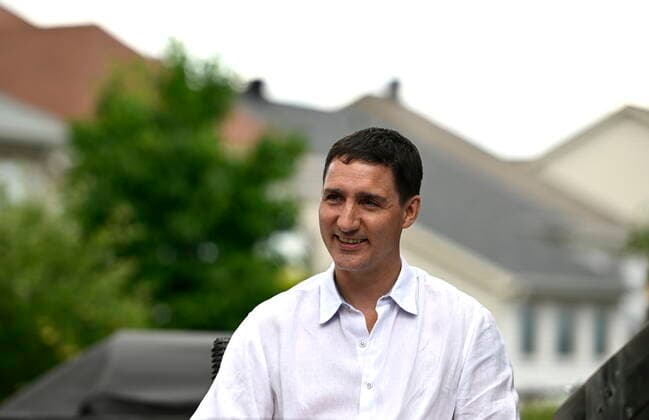 July 15, 2022, Ottawa, ON, CAN: Prime Minister Justin Trudeau speaks to a family about the Climate Action Incentive Payment at their home in Ottawa on Friday, July 15, 2022. Ottawa CAN  - ZUMAc35_ 20220715_zaf_c35_041 Copyright: xJustinxTangx