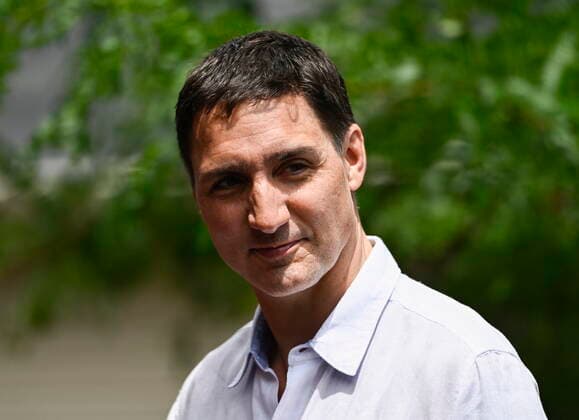July 15, 2022, Ottawa, ON, CAN: Prime Minister Justin Trudeau arrives to speak with a family about the Climate Action Incentive Payment at their backyard in Ottawa on Friday, July 15, 2022. Ottawa CAN  - ZUMAc35_ 20220715_zaf_c35_047 Copyright: xJustinxTangx