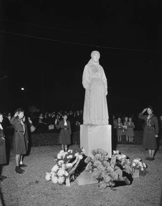 Anefo photo collection. Flowers are laid at the War Memorial Putten during the annual commemoration. October 2, 1956. Gelderland, Putten Copyright: xpiemagsx pienatarchpart216092021-52567 !ACHTUNG AUFNAHMEDATUM GESCHÄTZT!