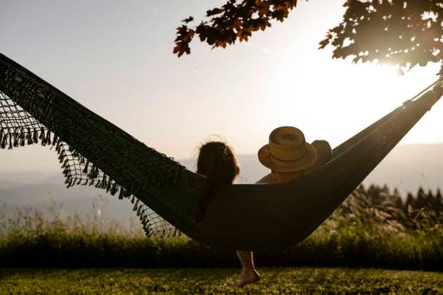  IMAGO Creative: Ende des Sommers  Paar liegt in einer Hängematte bei Sonnenuntergang, Kärnten, Österreich, Europa *** pair is in a Hammock at Sunset, Carinthia, Austria, Europe Copyright: imageBROKER/MichaelaxBegsteiger ibxbeg08378936.jpg ,model released, Symbolfoto ,property released